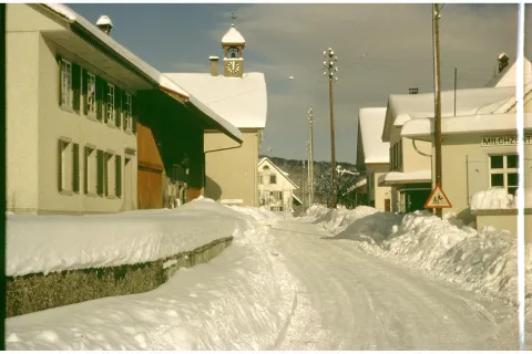 Schulhaus, rechts Neubau Dorfladen