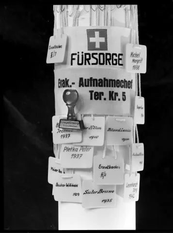 Namensschildchen und Armbinden für Ennetbadener Bevölkerung