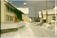 Schulhaus, rechts Neubau Dorfladen